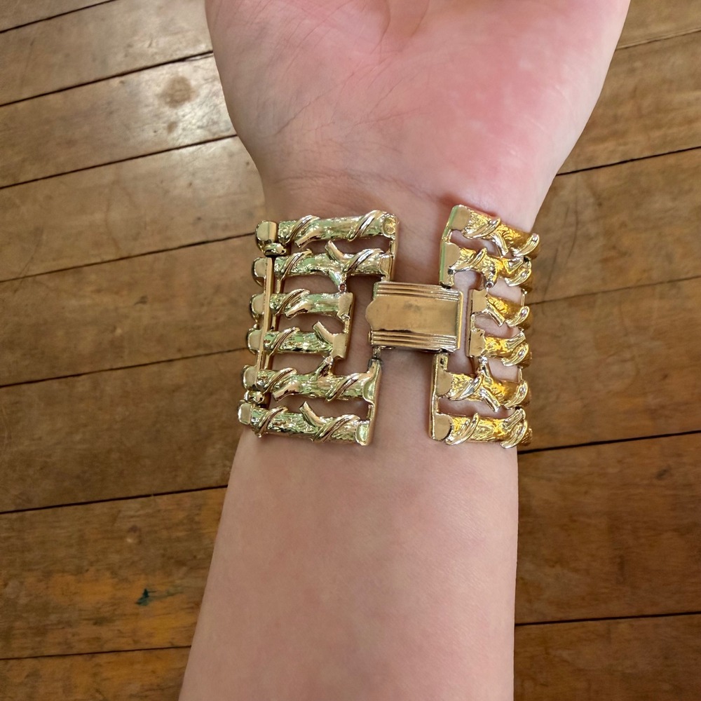 Rare Vintage Coro Bracelet Gold Tone Textured Bark Finish Wide MCM Signed - Picture 3 of 8